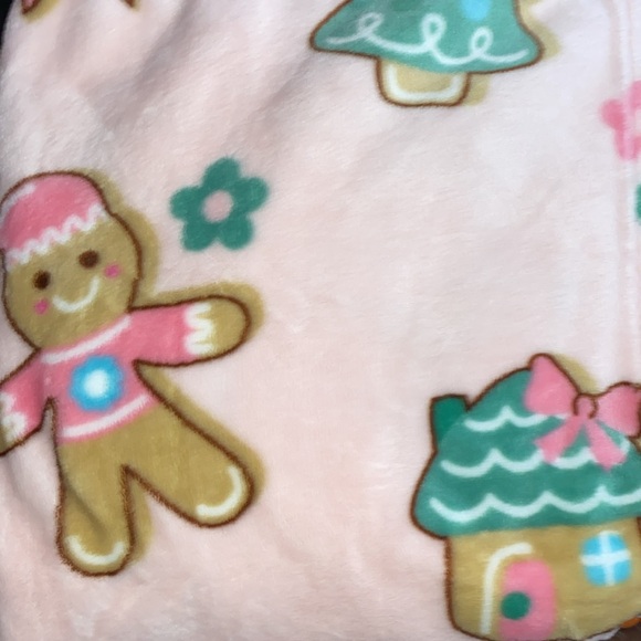 Betsy Johnson Pink Pastel Bows &Gingerbread Throw Christmas Blanket  NWT - Picture 3 of 3